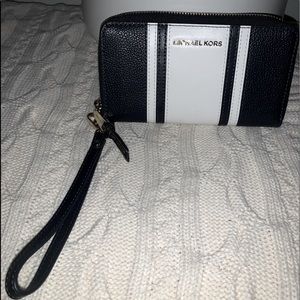 MICHAEL KORS NAVY WRISTLET LG PHN CASE